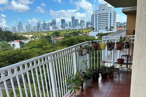 Condo in Miami, Florida, 2 bedrooms № 2081654 - photo 3