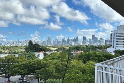 Condo in Miami, Florida, 2 bedrooms № 2081654 - photo 2