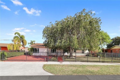 Casa en venta en Miami, Florida, 4 dormitorios, 151.52 m2 № 2028646 - foto 2