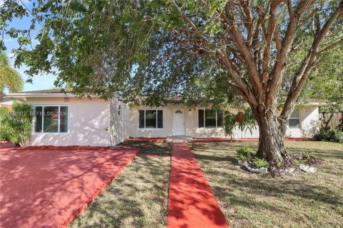 Casa en Miami, Florida 4 dormitorios, 151.52 m2 № 2028646