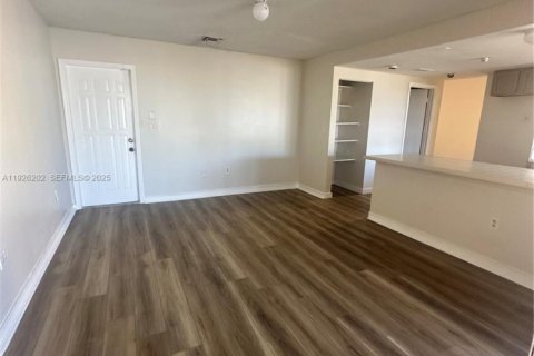 Casa en alquiler en Homestead, Florida, 4 dormitorios, 155.8 m2 № 1984699 - foto 9