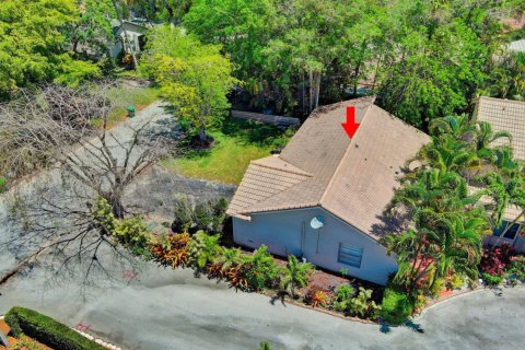 House in Coral Springs, Florida 3 bedrooms, 111.67 sq.m. № 1136327 - photo 1