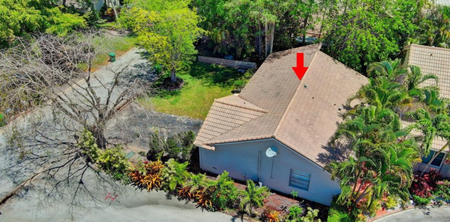 House in Coral Springs, Florida 3 bedrooms, 111.67 sq.m. № 1136327