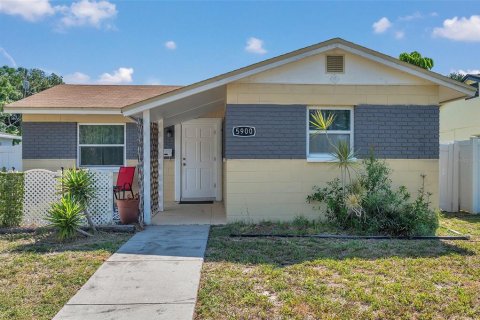 House in Saint Petersburg, Florida 2 bedrooms, 74.32 sq.m. № 1901749 - photo 1