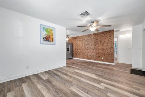 House in Saint Petersburg, Florida 2 bedrooms, 74.32 sq.m. № 1901749 - photo 9