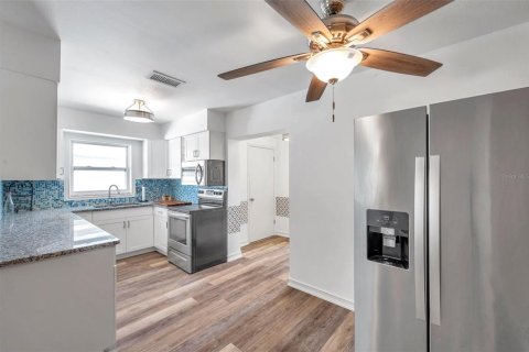 House in Saint Petersburg, Florida 2 bedrooms, 74.32 sq.m. № 1901749 - photo 7