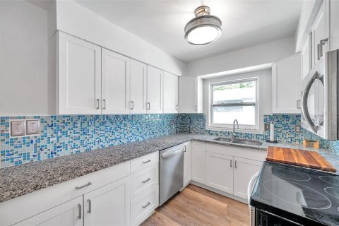 House in Saint Petersburg, Florida 2 bedrooms, 74.32 sq.m. № 1901749 - photo 5