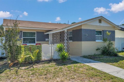House in Saint Petersburg, Florida 2 bedrooms, 74.32 sq.m. № 1901749 - photo 2