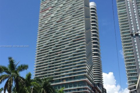 Condominio en alquiler en Miami, Florida, 3 dormitorios, 107.21 m2 № 1993038 - foto 1