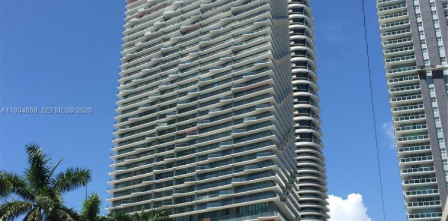 Condominio en Miami, Florida, 3 dormitorios  № 1993038