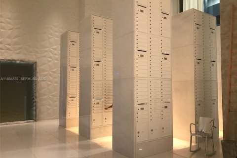 Condominio en alquiler en Miami, Florida, 3 dormitorios, 107.21 m2 № 1993038 - foto 5