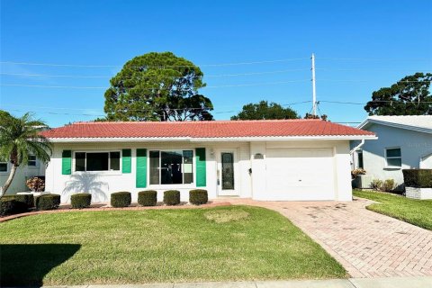 House in Pinellas Park, Florida 2 bedrooms, 113.43 sq.m. № 1899708 - photo 1