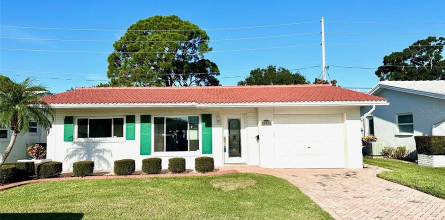House in Pinellas Park, Florida 2 bedrooms, 113.43 sq.m. № 1899708