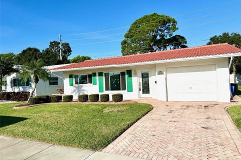 House in Pinellas Park, Florida 2 bedrooms, 113.43 sq.m. № 1899708 - photo 2