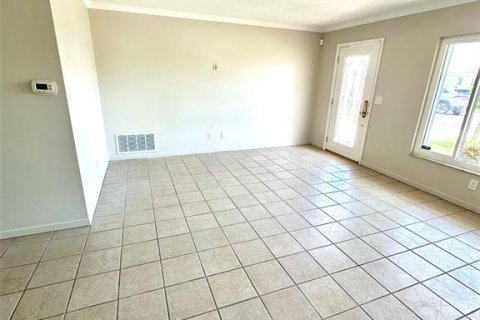 House in Pinellas Park, Florida 2 bedrooms, 113.43 sq.m. № 1899708 - photo 11