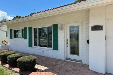 House in Pinellas Park, Florida 2 bedrooms, 113.43 sq.m. № 1899708 - photo 4