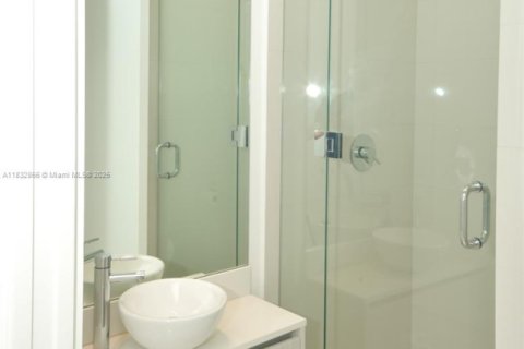 Condo in Miami, Florida, 2 bedrooms  № 1812010 - photo 5