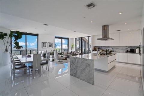 Condominio en alquiler en Miami, Florida, 4 dormitorios, 336.86 m2 № 2079993 - foto 3