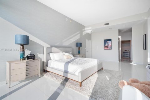 Condominio en alquiler en Miami, Florida, 4 dormitorios, 336.86 m2 № 2079993 - foto 27