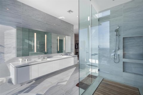 Condominio en alquiler en Miami, Florida, 4 dormitorios, 336.86 m2 № 2079993 - foto 21