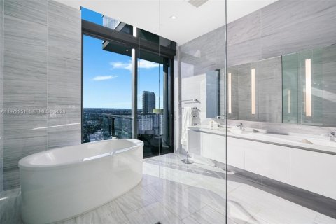 Condominio en alquiler en Miami, Florida, 4 dormitorios, 336.86 m2 № 2079993 - foto 22