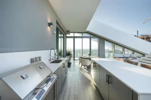 Condominio en alquiler en Miami, Florida, 4 dormitorios, 336.86 m2 № 2079993 - foto 17
