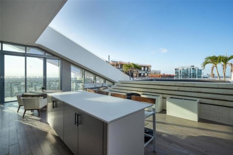 Condominio en alquiler en Miami, Florida, 4 dormitorios, 336.86 m2 № 2079993 - foto 15