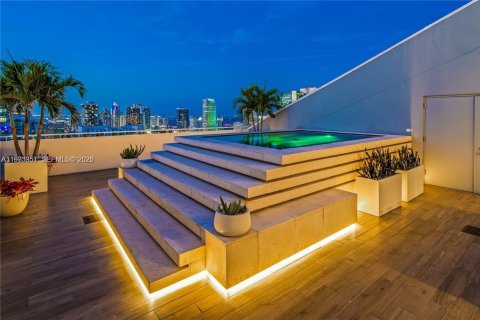Condominio en Miami, Florida, 4 dormitorios  № 2079993