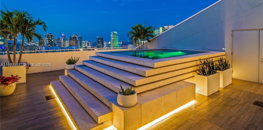 Condominio en Miami, Florida, 4 dormitorios  № 2079993