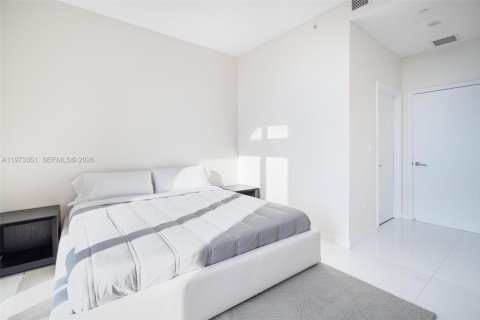 Condominio en alquiler en Miami, Florida, 4 dormitorios, 336.86 m2 № 2079993 - foto 30
