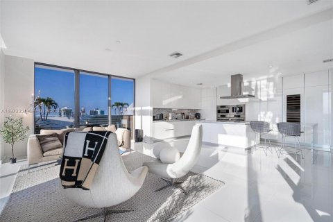 Condominio en alquiler en Miami, Florida, 4 dormitorios, 336.86 m2 № 2079993 - foto 8