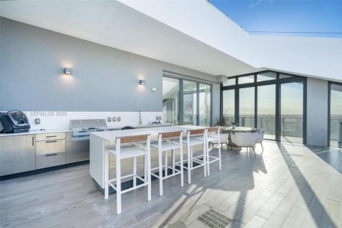 Condominio en alquiler en Miami, Florida, 4 dormitorios, 336.86 m2 № 2079993 - foto 16