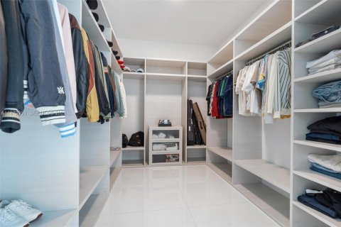Condominio en alquiler en Miami, Florida, 4 dormitorios, 336.86 m2 № 2079993 - foto 25