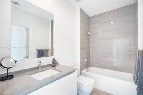Condominio en alquiler en Miami, Florida, 4 dormitorios, 336.86 m2 № 2079993 - foto 28