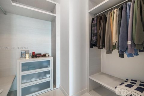 Condominio en alquiler en Miami, Florida, 4 dormitorios, 336.86 m2 № 2079993 - foto 26