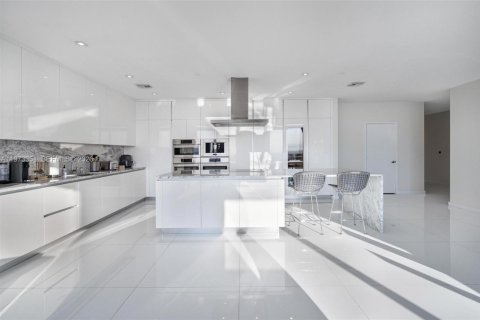 Condominio en alquiler en Miami, Florida, 4 dormitorios, 336.86 m2 № 2079993 - foto 6