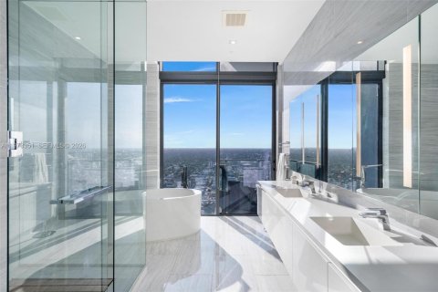 Condominio en alquiler en Miami, Florida, 4 dormitorios, 336.86 m2 № 2079993 - foto 20