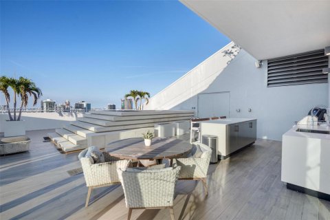 Condominio en alquiler en Miami, Florida, 4 dormitorios, 336.86 m2 № 2079993 - foto 14