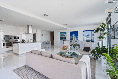 Condominio en alquiler en Miami, Florida, 4 dormitorios, 336.86 m2 № 2079993 - foto 5