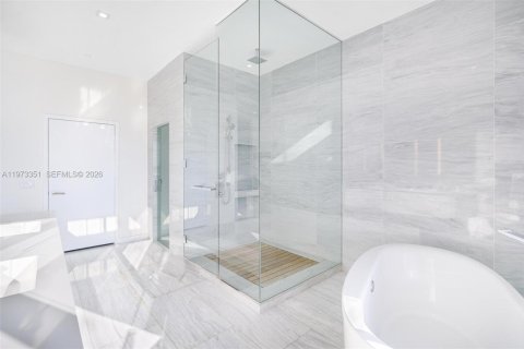 Condominio en alquiler en Miami, Florida, 4 dormitorios, 336.86 m2 № 2079993 - foto 23