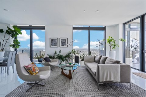 Condominio en alquiler en Miami, Florida, 4 dormitorios, 336.86 m2 № 2079993 - foto 4