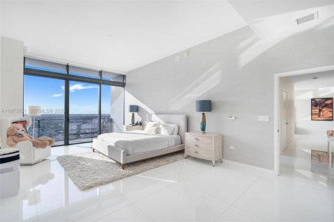 Condominio en alquiler en Miami, Florida, 4 dormitorios, 336.86 m2 № 2079993 - foto 18