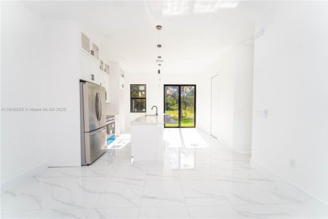 Casa en venta en Lehigh Acres, Florida, 3 dormitorios № 2061869 - foto 4