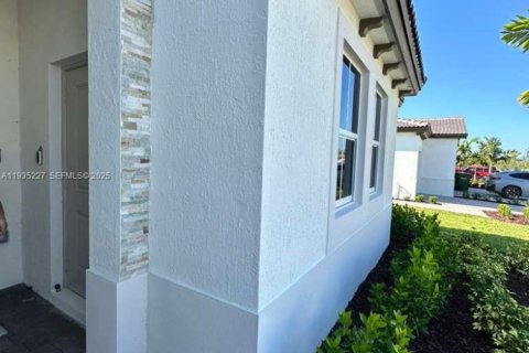 Commercial property in Homestead, Florida 1 bedroom № 1993384 - photo 2