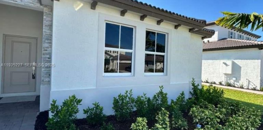 Commercial property in Homestead, Florida 1 bedroom № 1993384