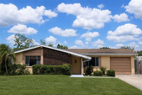 House in New Port Richey, Florida 2 bedrooms, 111.48 sq.m. № 2113267