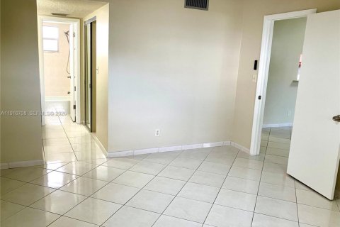 Condo in Lauderdale Lakes, Florida, 1 bedroom  № 2082534 - photo 5