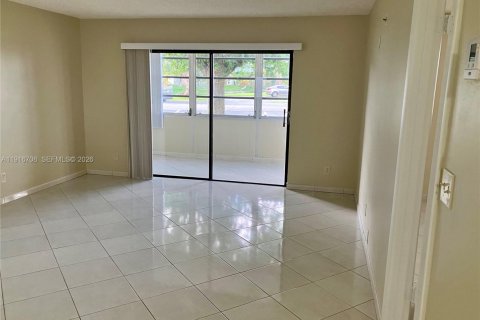 Condo in Lauderdale Lakes, Florida, 1 bedroom  № 2082534 - photo 3