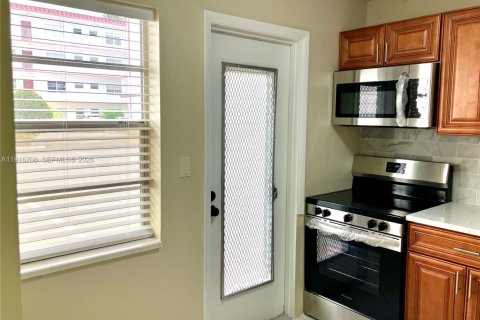 Condo in Lauderdale Lakes, Florida, 1 bedroom  № 2082534 - photo 30
