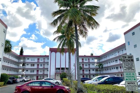 Condo in Lauderdale Lakes, Florida, 1 bedroom  № 2082534 - photo 14